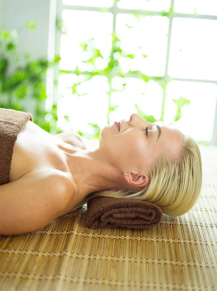 Bella donna in spa centar godendo il massaggio. Donna nel salone spa — Foto Stock