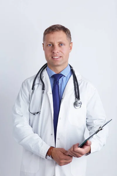 Médico varón de pie con carpeta, aislado sobre fondo blanco —  Fotos de Stock