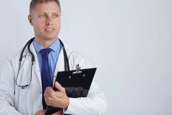 Mężczyzna lekarz stojący z folderu, izolowane na białym tle — Zdjęcie stockowe