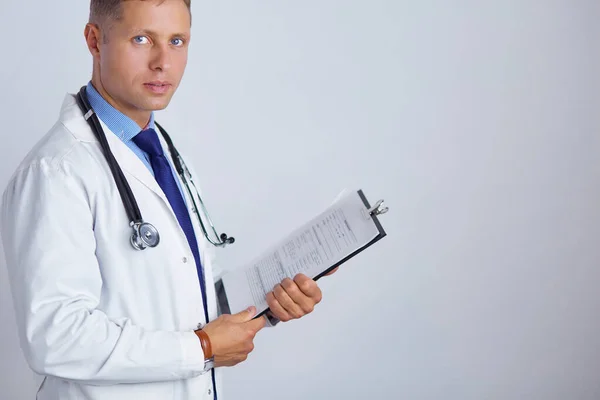 Férfi orvos álló mappa, elszigetelt fehér alapon — Stock Fotó