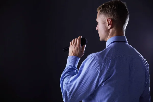 Zakenman speech concept, praten met microfoon in conferentiezaal — Stockfoto