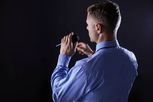 Zakenman speech concept, praten met microfoon in conferentiezaal — Stockfoto