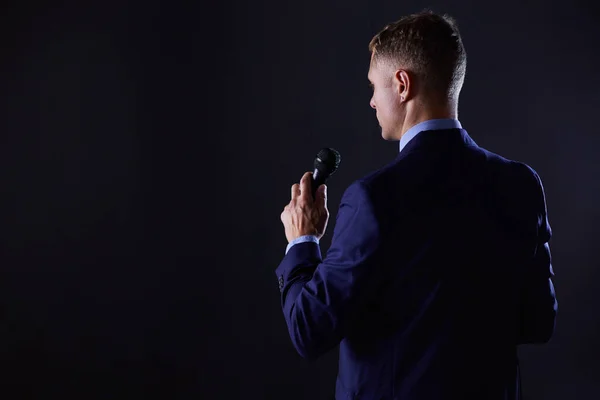 Hombre de negocios guapo está hablando en conferencia en el hotel — Foto de Stock