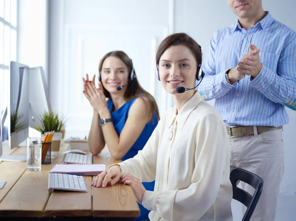 Portret van jonge klantenservice met mannelijke collega werken in office — Stockfoto