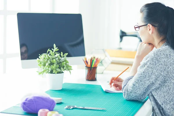 Hermosa diseñadora de moda de pie en el estudio — Foto de Stock