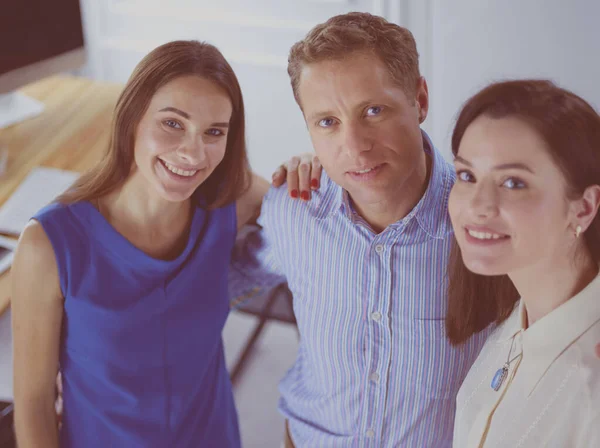 Retrato de una joven empresaria con estilo y su exitoso equipo de negocios en la oficina — Foto de Stock