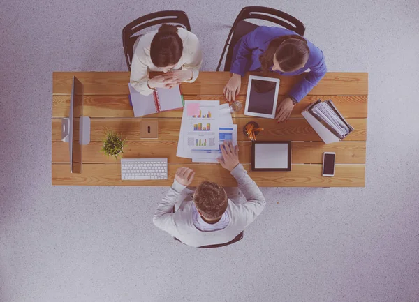 Pessoas de negócios felizes falando sobre reunião no escritório — Fotografia de Stock