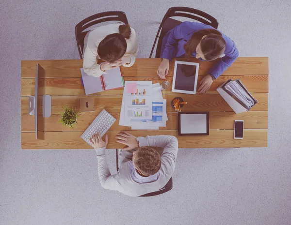 Des gens d'affaires heureux discutent au bureau — Photo