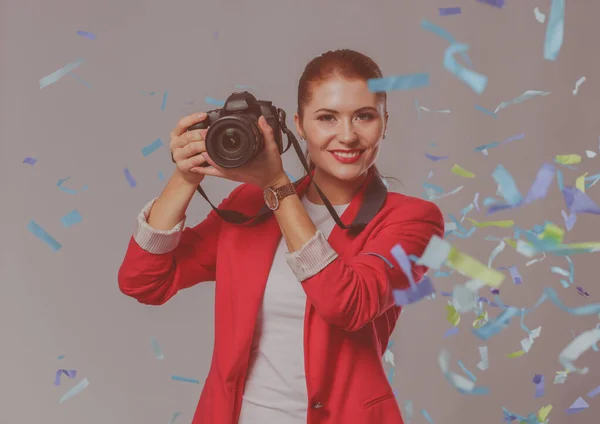 Bella donna felice con macchina fotografica alla festa di festa con coriandoli. Compleanno o Capodanno celebrando concetto — Foto Stock