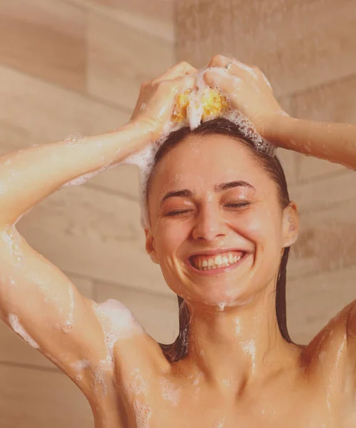 Jovem mulher bonita sob o chuveiro no banheiro . — Fotografia de Stock