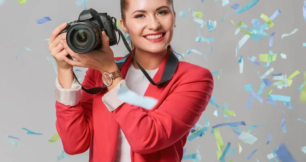 Bella donna felice con macchina fotografica alla festa di festa con coriandoli. Compleanno o Capodanno celebrando concetto — Foto Stock