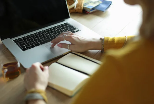 Ung kvinna som har kreditkort och använder bärbar dator. Nätshopping koncept — Stockfoto