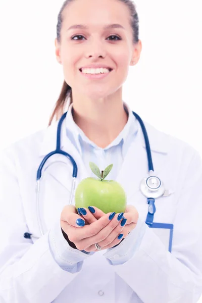 Een lachende vrouwelijke dokter met een groene appel. Vrouwelijke dokter — Stockfoto