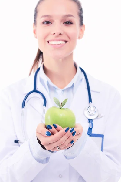 Una dottoressa sorridente con una mela verde. Donna medico — Foto Stock