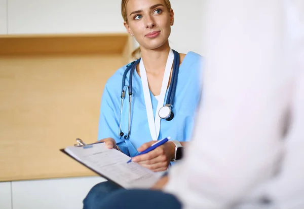 Woman doctor explaining diagnosis to her female patient — Stock Photo, Image