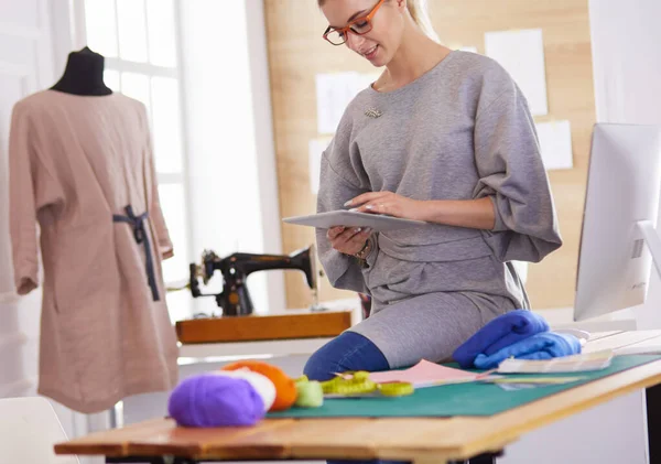 Fashion jonge ontwerper vrouw meten van een jurk — Stockfoto