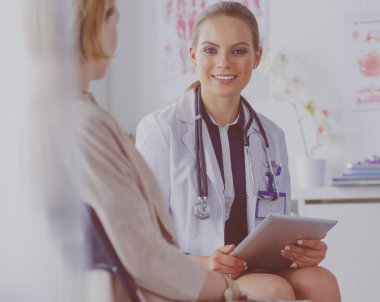 Doktor ve hasta masada otururken bir şey tartışıyorlar. İlaç ve sağlık hizmetleri kavramı