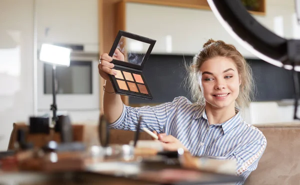 Maquillage blogueur tenant la palette ombre à paupières — Photo