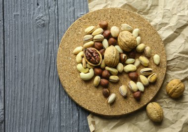 Arka plana karşı bir kağıt bardak farklı fındık karışımı