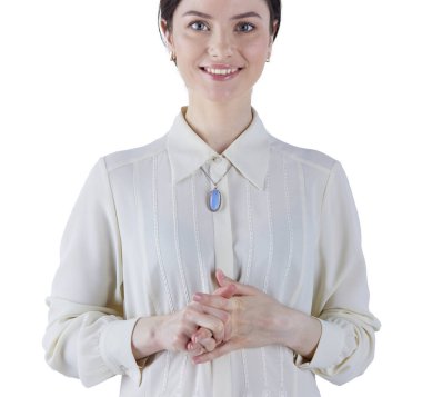 Kollarını beyaz arka planda kavuşturmuş neşeli genç bir kadının portresi.