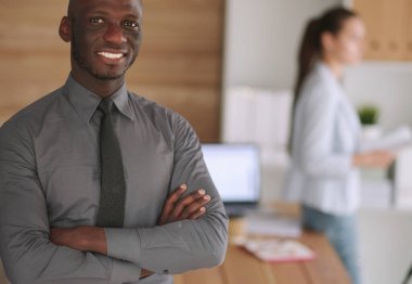 Çekici kadın ofiste, masada oturan paket servisi olan restoran kahve laptop ile çalışma