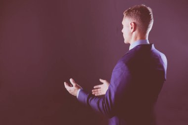 Mikrofonlu bir işadamının portresi, ve geleceğe bakıyor, konferansta konuşuyor