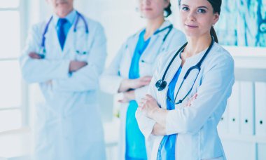 Hastane Kaza ve Acil Servis 'te duran bir grup doktor ve hemşire