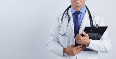 Dosyası olan erkek doktor, beyaz arka planda izole edilmiş.