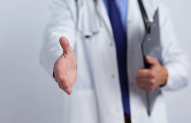 Dost canlısı erkek doktor, sarılmaya hazır.