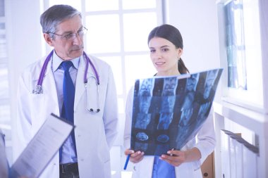 Bir grup doktor hastanede röntgenleri kontrol ediyor.