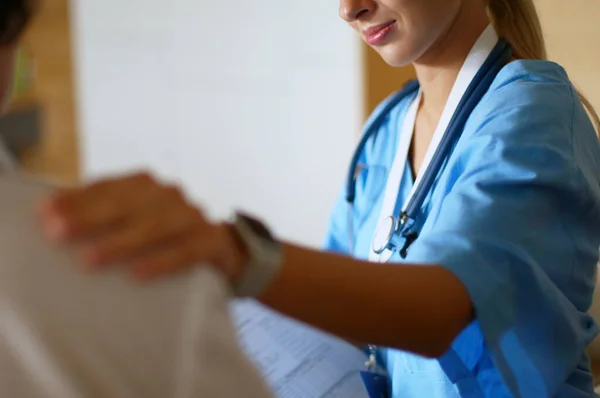 Medico donna che aiuta anziani mano nella mano in ospedale — Foto Stock