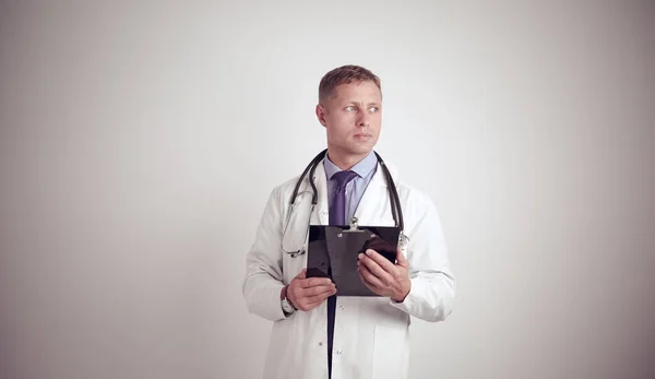 Médico masculino em pé com pasta, isolado em fundo branco — Fotografia de Stock