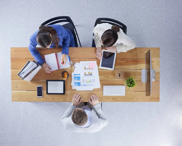 Jeunes gens d'affaires assis au bureau travaillant ensemble à l'aide d'un ordinateur portable — Photo