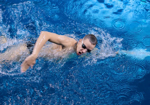 Homem nadador na piscina. Foto subaquática. Nadador masculino . — Fotografia de Stock