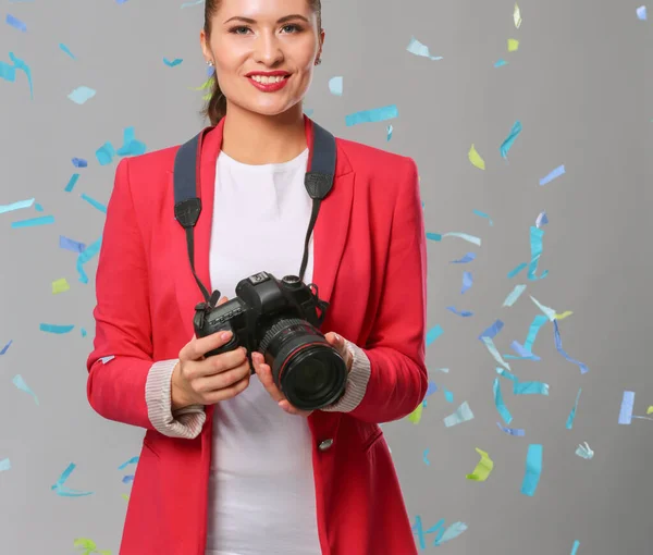 Bella donna felice con macchina fotografica alla festa di festa con coriandoli. Compleanno o Capodanno celebrando concetto — Foto Stock