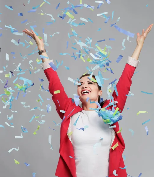 Portreit bella donna felice alla festa di festa con coriandoli. Compleanno o Capodanno celebrando il concetto . — Foto Stock