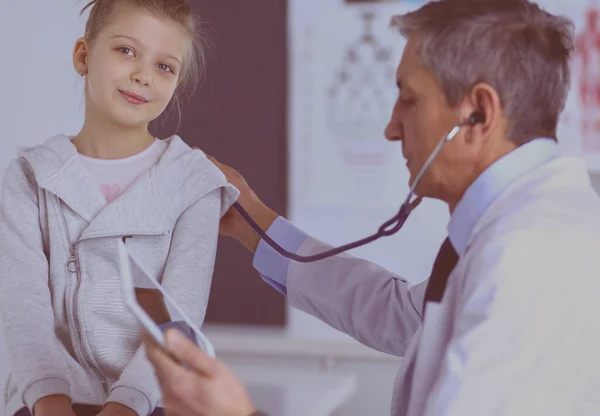 Chica y médico con estetoscopio escuchando los latidos del corazón —  Fotos de Stock