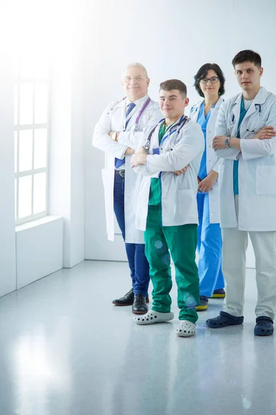 Equipo médico exitoso. Equipo de médicos confiados de pie juntos y sonriendo — Foto de Stock