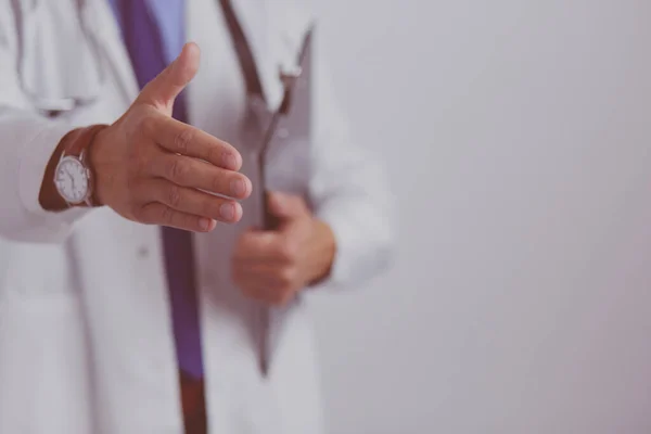 Φιλικός αρσενικός γιατρός με ανοιχτό χέρι έτοιμος για αγκαλιές — Φωτογραφία Αρχείου