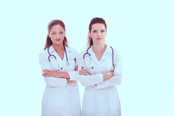 Deux jeunes femmes médecin, debout à l'hôpital. Deux jeunes femmes médecin. — Photo