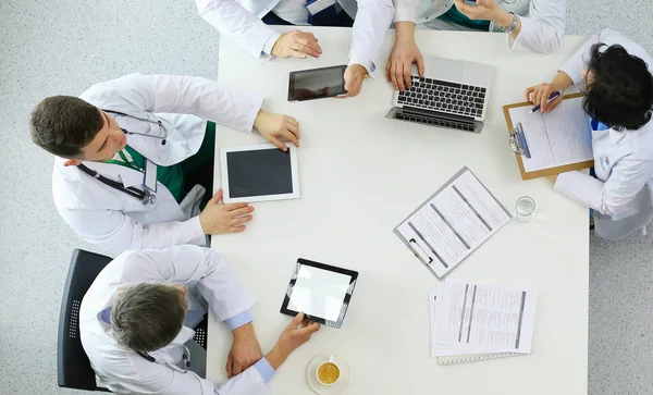 Equipo médico sentado y discutiendo en la mesa, vista superior —  Fotos de Stock