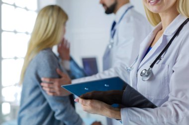 Yakışıklı erkek doktor, muayenehanesinde kısırlık konusunda bir çifte danışmanlık yapıyor.