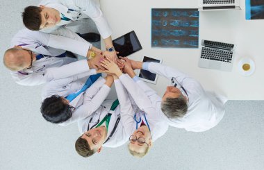 Tıbbi ekip masaya oturuyor ve tartışıyor.