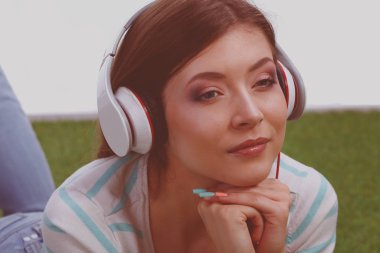 Mutfakta masada oturan genç bir kadın. Genç kadın.