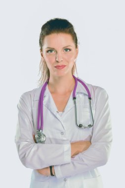 Beyaz önlük ayakta hastanedeki doktorla genç kadın portresi. Genç kadın doktor portresi