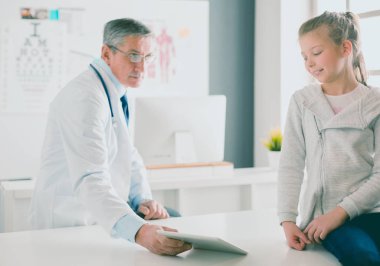 Küçük tatlı bir kız ve hastanedeki doktorunun portresi.