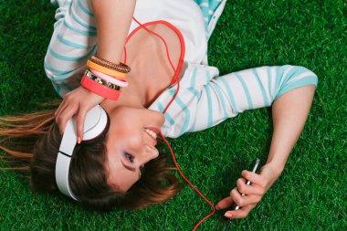 Mutfakta masada oturan genç bir kadın. Genç kadın.