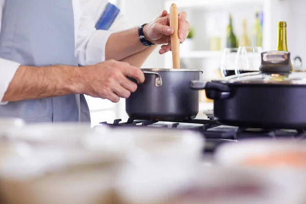 Couple cooking together in the kitchen at home — Stock Photo, Image