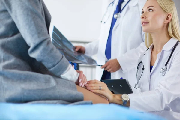 Médico y paciente discutiendo resultados de exploración en centro de diagnóstico — Foto de Stock