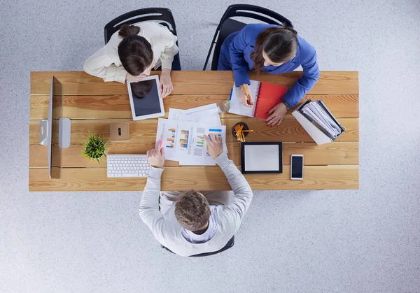 Jeunes gens d'affaires assis au bureau travaillant ensemble à l'aide d'un ordinateur portable — Photo